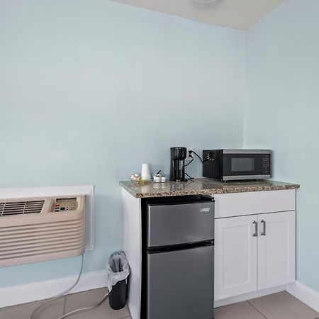 Partial Ocean View Hotel Room- King Bed #1 Fort Pierce Extérieur photo